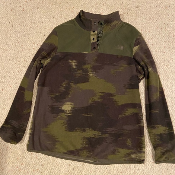 The North Face Green and Black Camo Button-Up Shirt NWT - Picture 1 of 3
